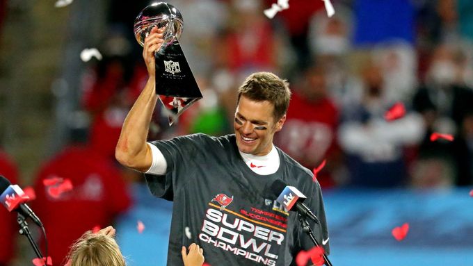 Tom Brady s trofejí Vince Lombardiho pro vítěze Super Bowlu.