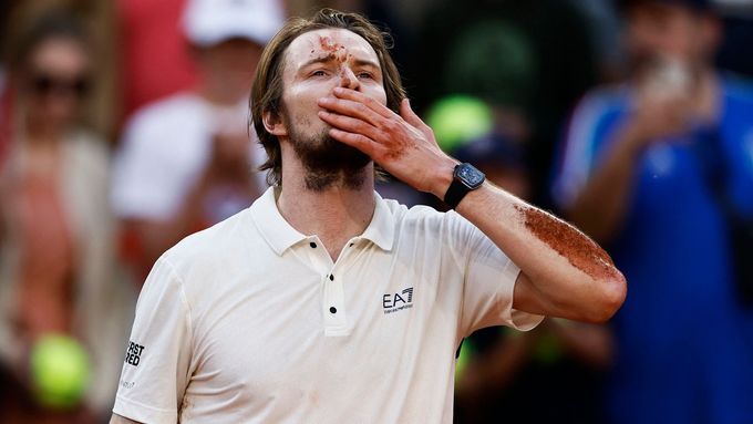 Podívejte se, jak Alexander Bublik v Paříži sestřelil favorita Jacka Drapera.