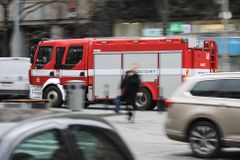 Hasiči dostali požár skladovací haly v Lovosicích pod kontrolu, tři se zranili