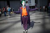 Jeden z účastníků v kostýmu Jokera z komiksu z Batman