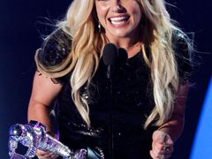 Britney Spears a Jason Alexander  Manželství: 55 hodin   Jason Allan Alexander byl zpěvaččiným prvním manželem. Potkali se v rodném městě Kentwood v Louisianě. Vzali se během bouřlivého večírku v Las Vegas. Zpěvaččini právníci zařídili rozvod. Britney nakonec celou svatbu označila za vtip.