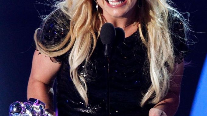 Britney Spears a Jason Alexander  Manželství: 55 hodin   Jason Allan Alexander byl zpěvaččiným prvním manželem. Potkali se v rodném městě Kentwood v Louisianě. Vzali se během bouřlivého večírku v Las Vegas. Zpěvaččini právníci zařídili rozvod. Britney nakonec celou svatbu označila za vtip.