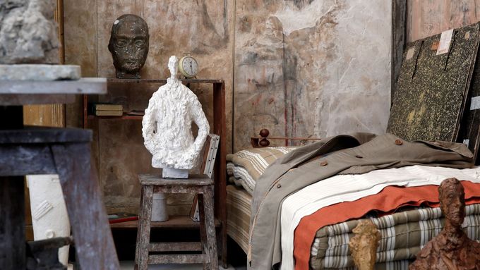 Na snímku vedle Giacomettiho postele je busta vytvořená v letech 1965 až 1966.