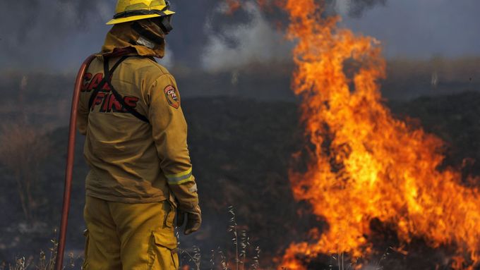 Kalifornie bojuje z rozsáhlými požáry.