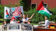 A také propalestinskými protesty. Herečka Anna Foglietta mává palestinskou vlajkou na motorovém člunu spolu s dalšími aktivisty na podporu Palestinců v Gaze a globální flotily Sumud během 82. filmového festivalu v Benátkách.