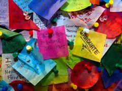 Z papírků se pak nasekají konfety, které pokropí ty, kdož příjdou vítat příchod Nového roku na Times Squre.