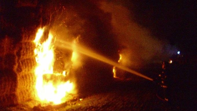 Tři nezletilí zapálili petardami stoh u Nepolis