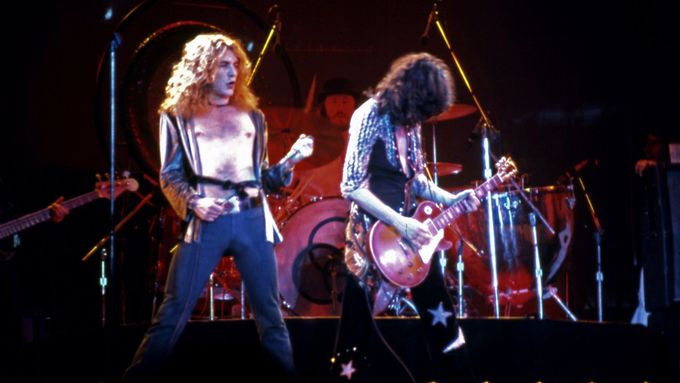 Robert Plant a Jimmy Page z Led Zeppelin roku 1975 na turné po USA.