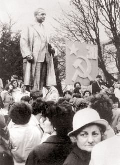 Miloš Zet: Pomník Klementa Gottwalda, 1957 až 1975, bronz, 280 centimetrů, Leninova ulice, Košice, odstraněno roku 1991.