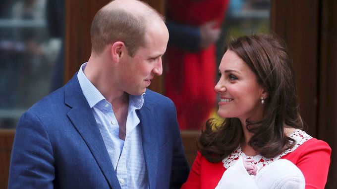 Vévodkyni Kate pustili z porodnice. Nadšeným Londýňanům i novinářům ukázala potomka