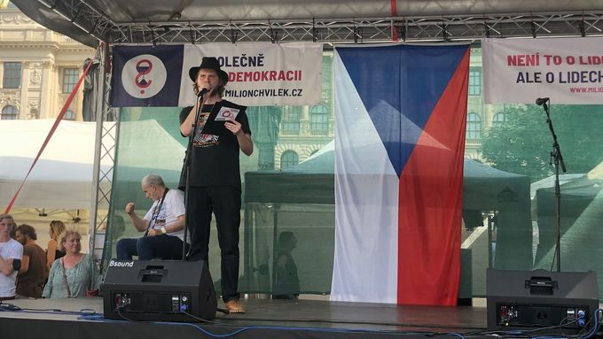 Shromáždění spolku Milion chvilek na Staroměstské náměstí v Praze. Dle svých slov chtějí slavit úspěch občanské společnosti ve volbách. Sledujte živě.