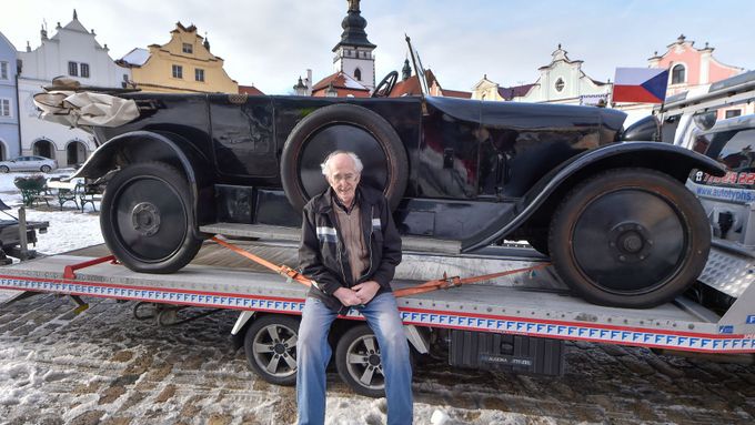 Emil Příhoda sbíral vozy značky Praga odmala. V jeho sbírce je auto prezidenta Masaryka z roku 1918 i vůz Lídy Baarové.
