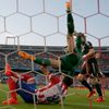 LM, Atlético-Chelsea: zraněný Petr Čech - srážka s Raulem Garciou (8)