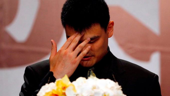 Jao Ming na tiskové konferenci, na které v roce 2011 oznámil konec sportovní kariéry.