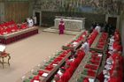 Vatikán viděl černý kouř, církev je stále bez papeže