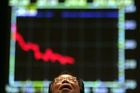 Čínské akcie padají, investoři se bojí úvěrové bubliny