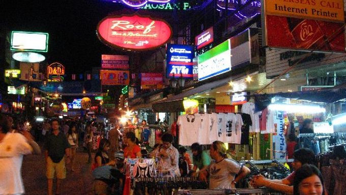 Na turisty čeká v Thajsku plno lákadel i nástrah. Vychvalovaná i zatracovaná Khao San Road v Bangkoku bývá pro mnoho z nich první zastávkou.