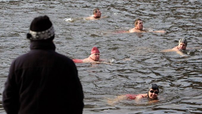 Koupání v řece Vltavě, jejíž teplota klesla ke 3 stupňů Celsia. Teplota vzduchu byla mínus 9 stupňů Celsia. Praha, 4. února 2012.