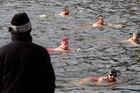 Rekordních 285 otužilců plavalo ve Vltavě