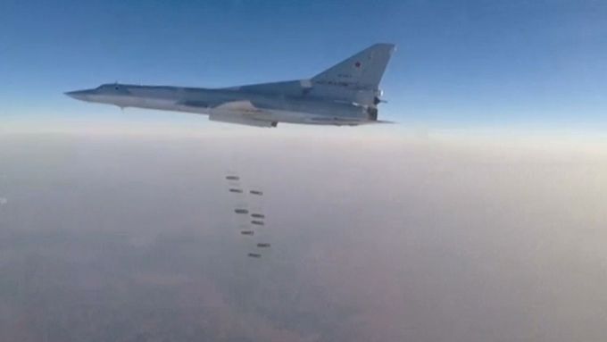 Ruský bombardér Tu-22M3 nad Sýrií.
