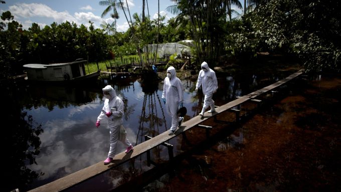 Foto: Virus se šíří po proudu Amazonky. Brazilci plují do nemocnice i více než den