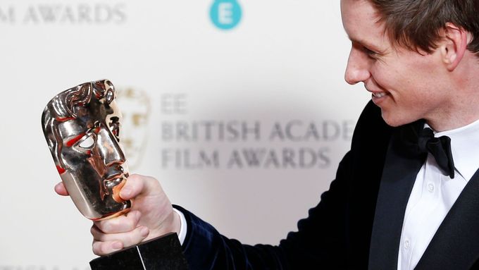 Herec Eddie Redmayne získal cenu pro nejlepšího herce za snímek Teorie všeho.