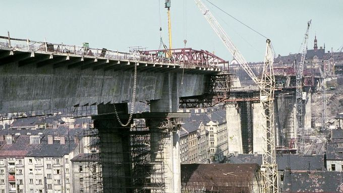Stavba Nuselského mostu.