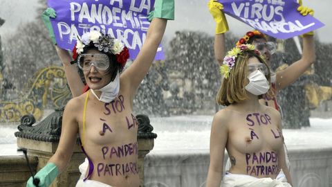 Roušky proti pandemii patriarchátu. Polonahé aktivistky protestovaly v Paříži