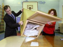 Vyprazdňování urny po uzavření volební místnosti v sibiřské obci Divnogorsk v Krasnojarském regionu.