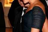 Pozvání na slavnostní večeři přijala například editorka Vogue Anna Wintour nebo sestřenice prince Williama princezna Eugenie, která v New Yorku žije. Přípitku se pak chopil americký moderátor a komik Seth Meyers.