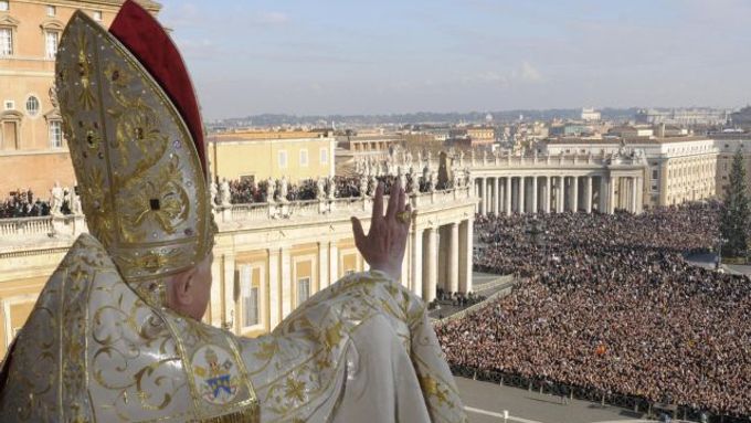 Papež Benedikt XVI. žehná davu 25.prosince na Svatopetrském náměstí ve Vatikánu.
