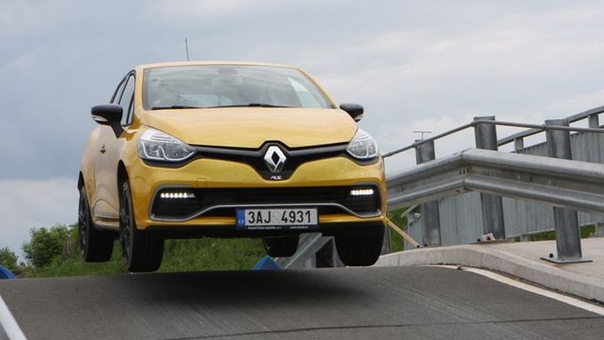 První svezení s novým cliem RS novináři absolvovali na okruhu v Hradci Králové