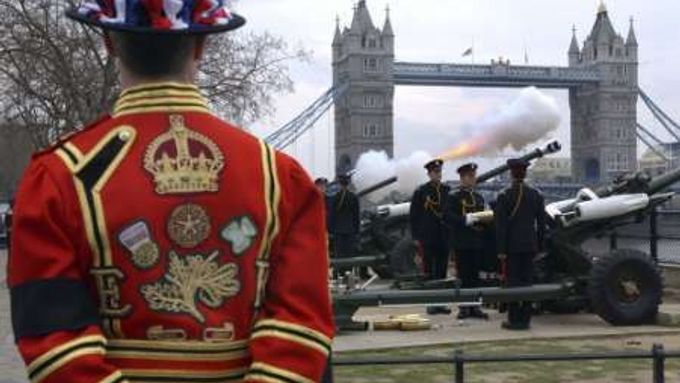 Jak jste to hlídali? Vrchní velitelkou strážců londýnského Toweru je britská panovncice Alžběta II.