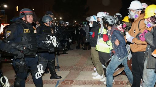 U propalestinského protestu na Kalifornské univerzitě v Los Angeles zasahuje policie.