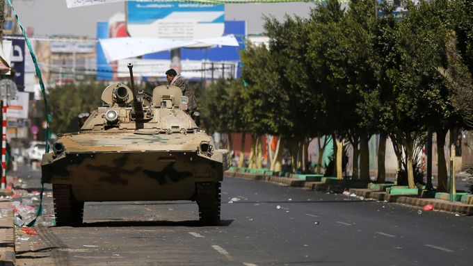 Povstalci z kmene Hutí  na silnici vedoucí k prezidentskému paláci v Saná.