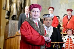 Rektor Tomáš Zima povede Univerzitu Karlovu další čtyři roky. Chce vyšší rozpočet pro vysoké školy