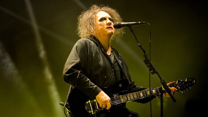 Zpěvák a kytarista Robert Smith je na snímku z předloňského koncertu The Cure v Praze.