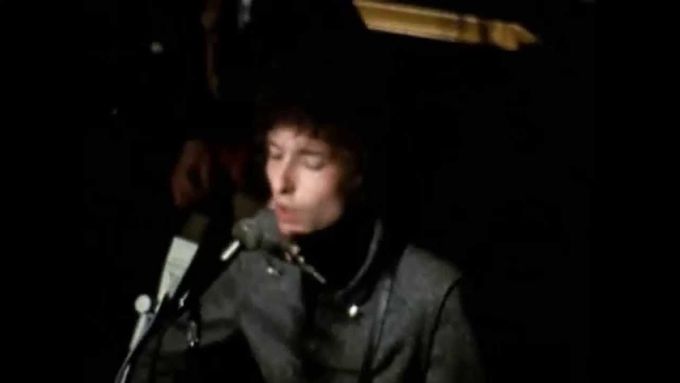 Píseň Like a Rolling Stone hraná "ku*evsky nahlas", jak nařídil Bob Dylan obviněný z toho, že se zaprodal. Scéna z dokumentu No Direction Home.