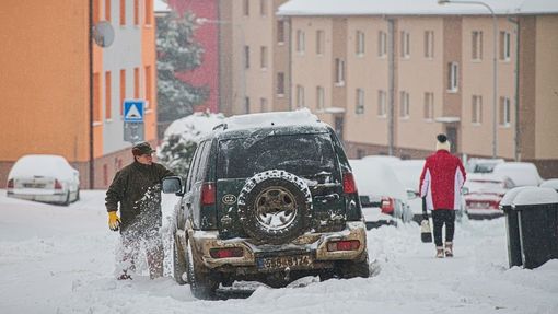 Sníh v Česku komplikuje dopravu.