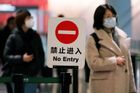 Nový druh koronaviru způsobující zápal plic se šíří vzduchem. Úřady doporučují nosit masky. Lidé je vykupují z obchodů i v Pekingu, kde se virus také objevil.