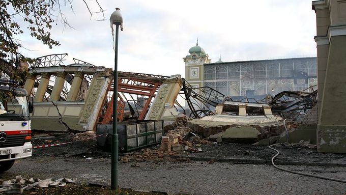 Následky požáru levého křídla Průmyslového paláce na pražském Výstavišti.