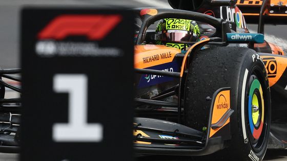 Vítězný Lando Norris z McLarenu v cíli VC Maďarská formule 1 2025
