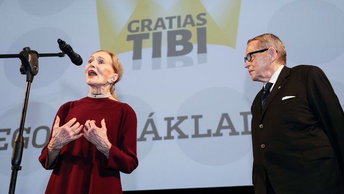 Jiří Navrátil předává s operní pěvkyní Soňou Červenou cenu Gratias Tibi v kategorii ZŠ. Zvítězil projekt Žijí mezi námi, zaměřený na cizince.