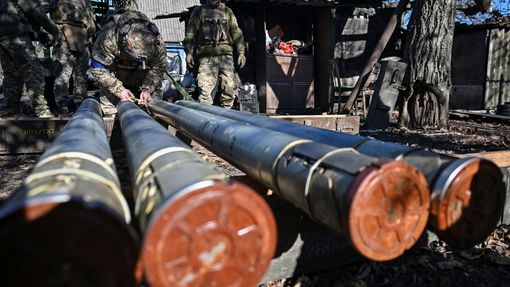 Ukrajinští vojáci chystají rakety pro útok v Záporožské oblasti.