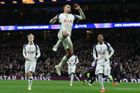 Slavia v Londýně pálila šance. Tottenhamu pomohly dvě penalty a vlastní gól