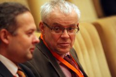 Špidla kauzu Lidového domu neosvětlil, soud zvažuje předvolání Miloše Zemana