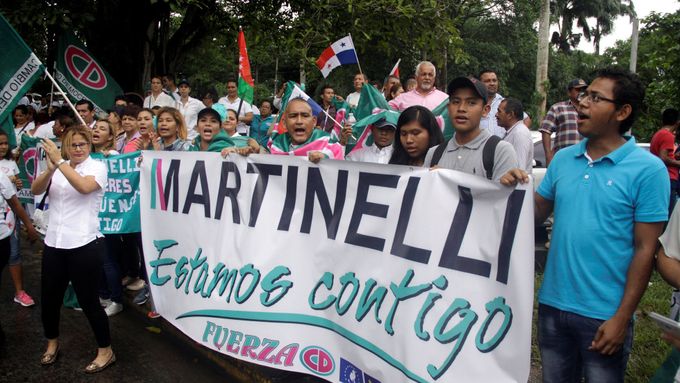 Podporovatelé bývalého prezidenta Ricarda Martinelliho demonstrují před soudem v Panama City.