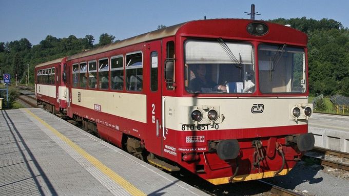Motorový vůz 810 od Vagónky Studénka jezdil na Liberecku ve starší variantě, než si kraj objednal.