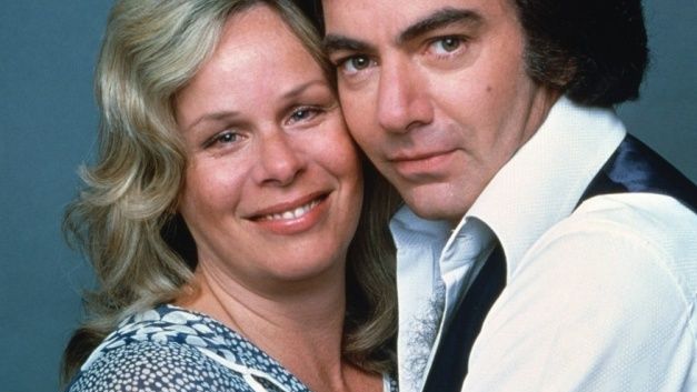 1. Neil Diamond a Marcia Murphey Zpěvák Neil Diamond a televizní producentka Marcia Murphey spolu vydrželi čtvrt století. Místo stříbrné svatby však v roce 1994 přišel rozvod. Žádost o něj podala Melissa. Zdůvodnila ho „nepřekonatelnými rozdíly" a získala 150 milionů dolarů, protože Neil se mezitím stal nejúspěšnějším hudebníkem světa.