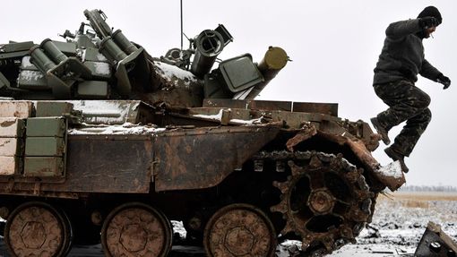 Ukrajinský tank poškozený v bojích u Debalceve.